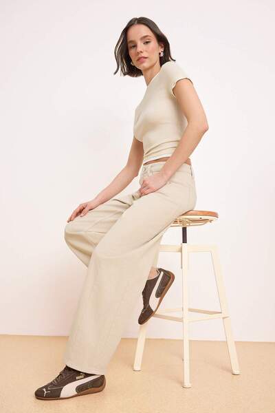 Trendyol Collection Nerzfarbene High-Waist-Jeans mit Barrel-Fit aus 100 % Bau...