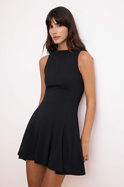 Trendyol Collection Rochie neagră tricotată din crep scuba, cu decolteu bărcu...