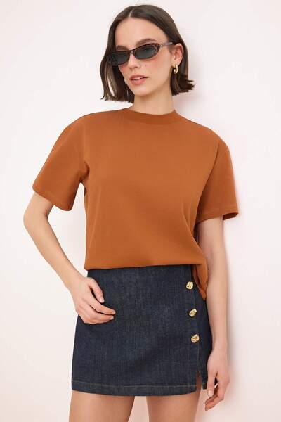 Kolekcia Trendyol Svetlohnedé tričko zo 100 % bavlny so stojatým golierom - T...