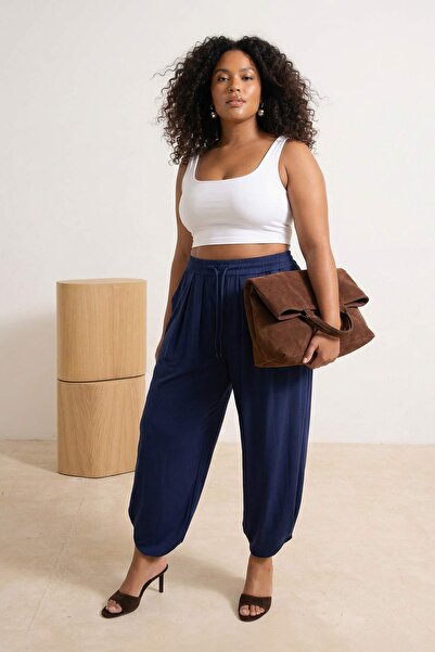 Trendyol Curve Marineblaue, plissierte Jogginghose in Übergröße mit elastisch...