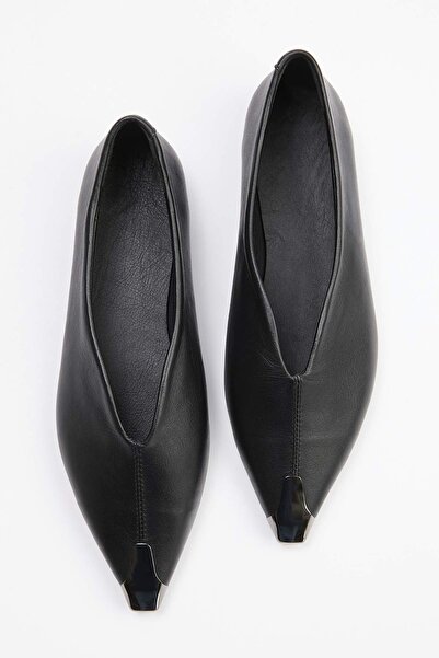 TRENDYOL SHOES أسود جلد أصلي ميتال بتفاصيل أكسسوارات نسائي حذاء مسطح TAKSS26B...