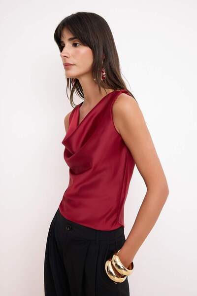 Trendyol Collection Bluză roșie, simplă, cu guler Degaje, fără mâneci, din sa...