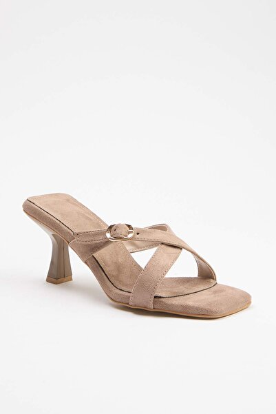 TRENDYOL SHOES Nerzfarbene Wildleder-Hausschuhe mit goldener Schnalle und qua...