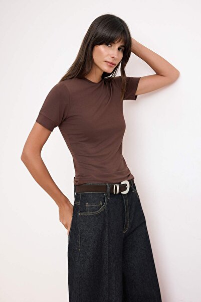 Trendyol Collection Σκούρο καφέ εφαρμοστό κοντομάνικο πλεκτό μπλουζάκι Μοντάλ...