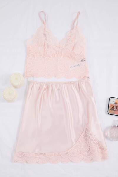 Trendyol Collection Pyjama-Set aus gewebtem Satin mit Rock und Puder-Spitzend...