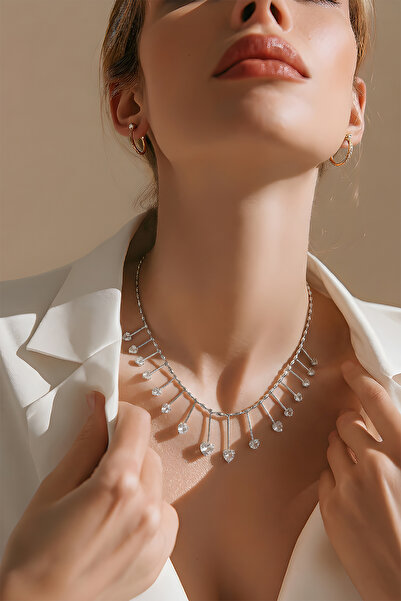 Trend Alaçatı Stili قلادة نسائية بتصميم قلب متدلي من الفولاذ الفضي مع حجر الز...