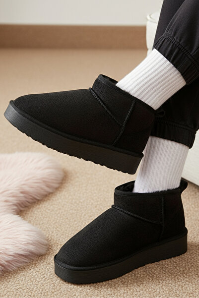 Capone Outfitters Schwarze Wildleder-Stiefeletten mit dicker Sohle und runder...