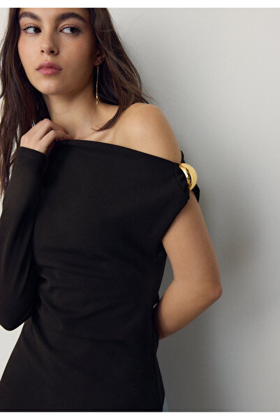 Stradivarius تيشيرت غير متماثل بإبزيم معدني