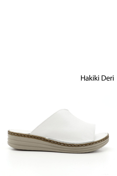 GÖNDERİ(R) شبشب نسائي مريح من الجلد الطبيعي بكعب عريض باللون الأبيض