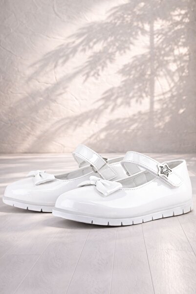 Rakerplus Bela lakirana kožna mašna sa zvezdastim detaljima i čičak trakom za...