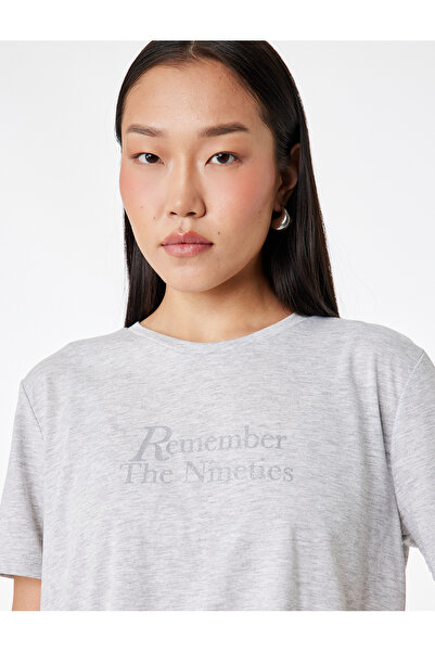 Koton تي شيرت ذو قصة عادية وأكمام قصيرة وياقة دائرية وطباعة لامعة