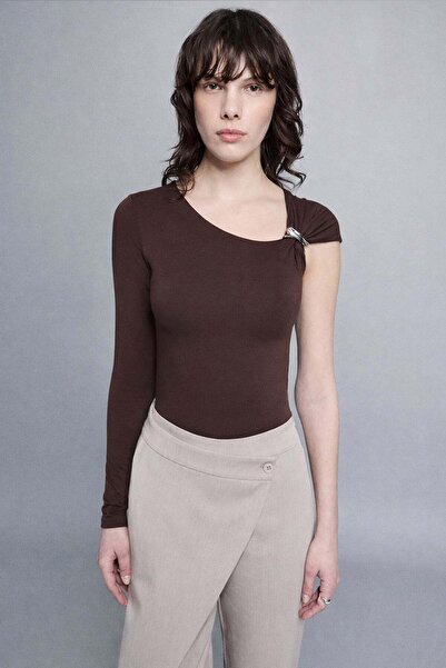 VATKALI Metal aksesuarlı tek kol bluz