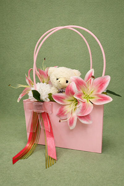 Lion Moon Flowers Pembe Çanta Kutuda Ayıcıklı Lilyum Çiçek Aranjmanı – Sevgil...