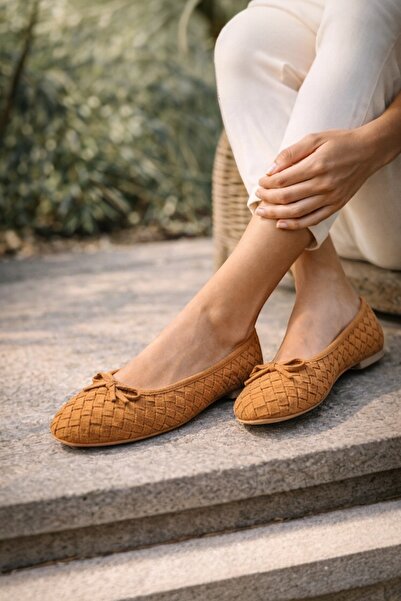 Noliva حذاء باليه نسائي من جلد الغزال البني المنسوج بنمط منقوش مع فيونكة