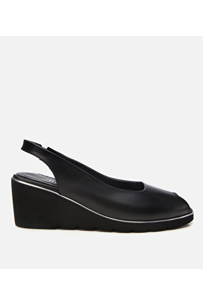 Hotiç Γυναικεία δερμάτινα πέδιλα με μαύρη αγκράφα με σφήνα τακούνια