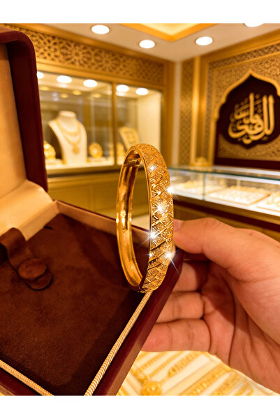 ALZAHR سوار فاخر مطلي بالذهب بنقوش هندسية - قطعة مجوهرات جريئة للنساء