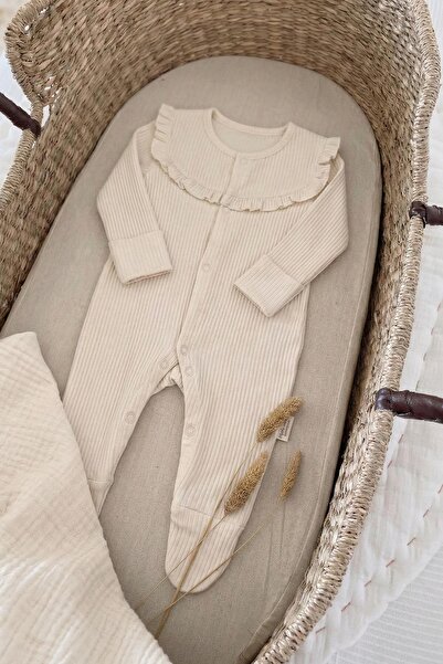 Cigit 0-6 měsíců žebrovaný overal s volány a nožičkami, světle béžová