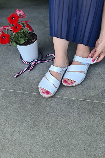 İNZE AYAKKABI كوندا - شبشب جلد طبيعي مطبوع باللون الأبيض