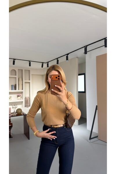 Sezgi Tekin okrugla kragna Camel Tanak trikot Bluza