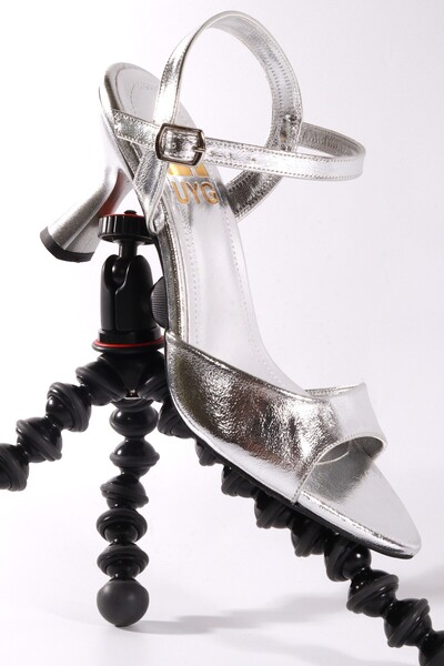 UYEGE حذاء لاريسا سيري من الجلد اللامع باللون الفضي للكاحل تفاصيل إبزيم حذاء ...