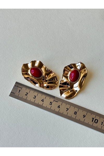Alveole Jewelry أقراط ملتوية بتفاصيل باللون العنابي