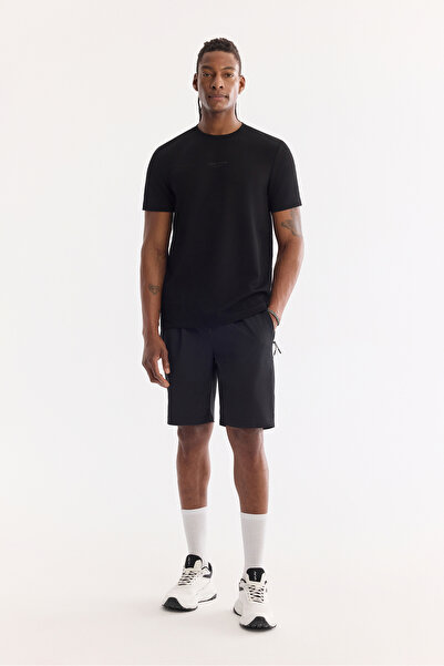 Avva شورت رجالي أسود من القماش التقني المقاوم للماء بتفاصيل سحاب وحزام خصر مط...