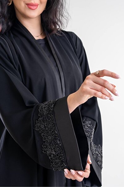Al Afnan Boutique A luxurious abaya made of cobra Crepe fabric with a distinc...