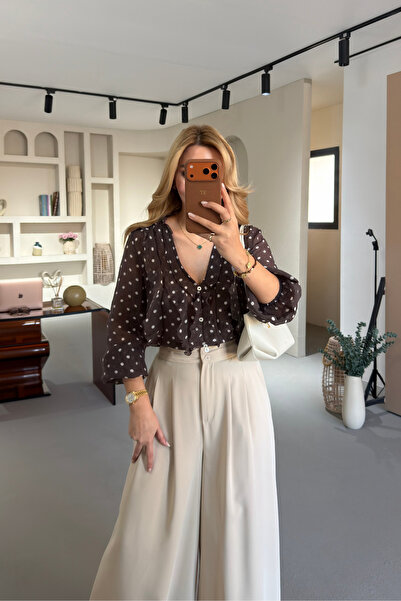 Sezgi Tekin Bluză din șifon maro cu detaliu cu volane la guler, pachet de cu ...