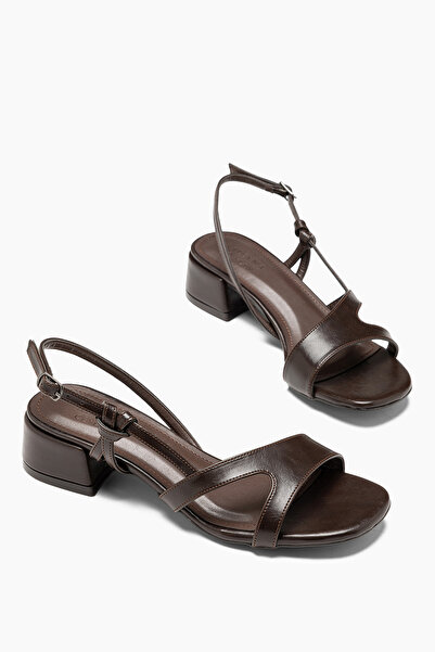 ALEYNA CEYLAN Sara Kahve Metalik Kare Burunlu Alçak Topuklu Sandalet