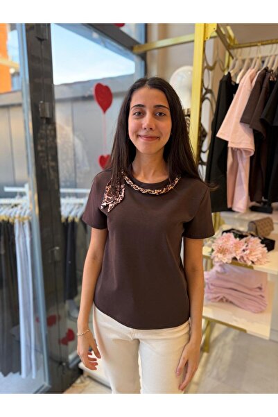 ASL WOMAN Kadın Zincir ve Leopar Fular Detaylı Kahverengi Bluz – Kısa Kollu Ş...