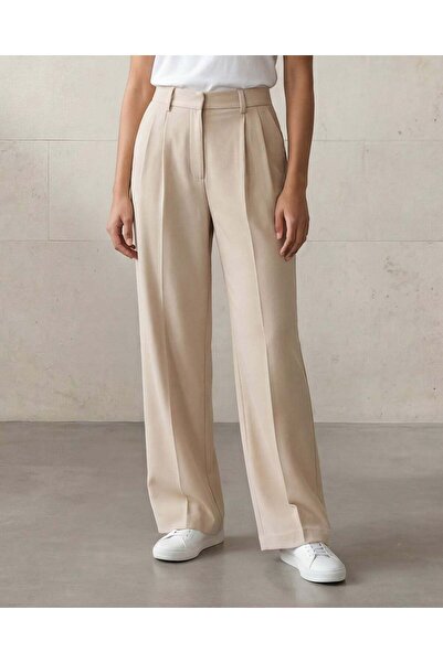REDTAG بنطلون نسائي كريمي اللون بتصميم مدبب