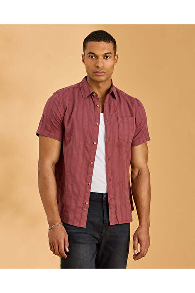 REDTAG قميص رجالي من قماش السيرسيكر بلون عنابي