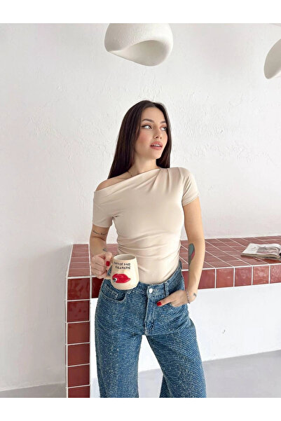 esilamoda Kadın Bej Kısa Kollu Tek Omuz Bluz