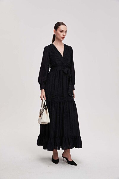 Livia فستان ماكسي مطرّز بأكمام طويلة مع حزام