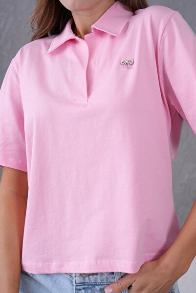 Noi Belis Πλεκτή μπλούζα με κορδέλα σε λαιμόκοψη πόλο Λεπτομέρεια με αξεσουάρ...