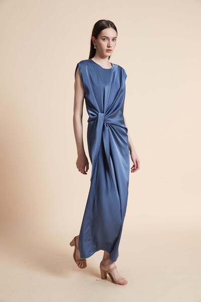 Yola فستان ماكسي بدون أكمام بخصر محدد