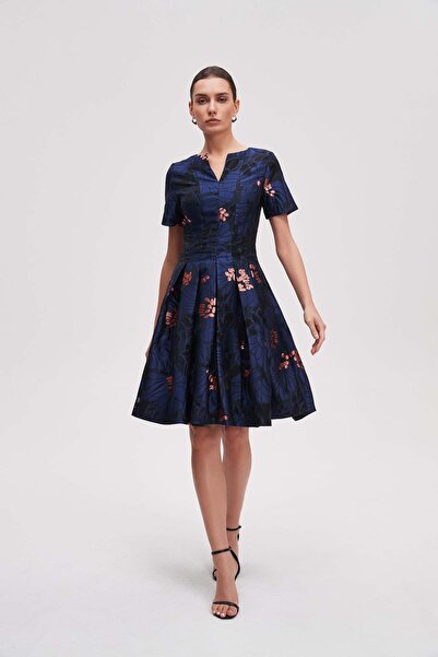 Livia فستان قصير الأكمام منقوش يصل إلى الركبة