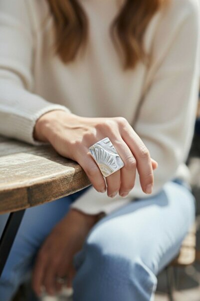 KAEVjewelry Textured, rectangular statement ring made of silver-plated zamak