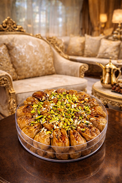 Saudia Sukkari dates stuffed with cashew nuts - half a kilo in a luxury acryl...