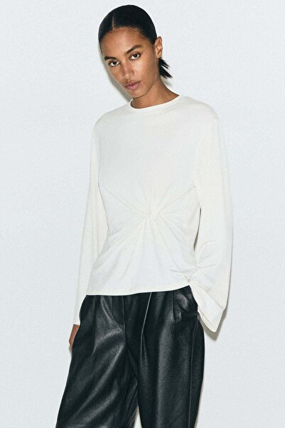 H&M الجزء العلوي بتفاصيل ملتوية