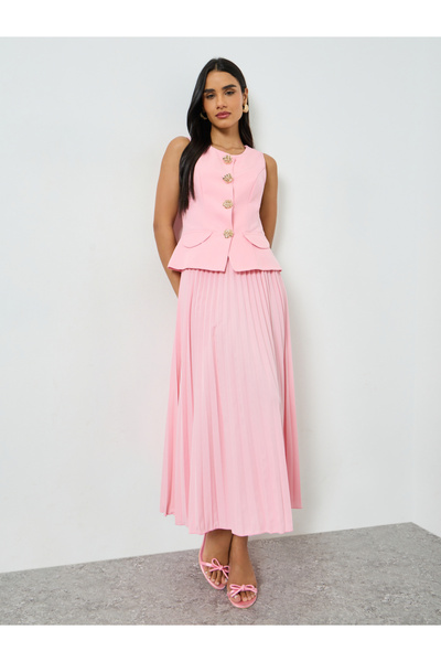 Take Two By Styli طقم بلوزة بأزرار مزينة بالزهور الوردية وتنورة بثنيات