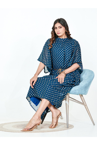 The Kaftan Company By Styli فستان قفطان أزرق من قماش الجورجيت مطبوع نقشة بوتا...