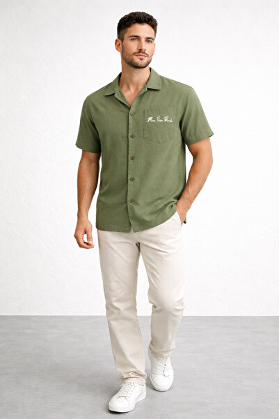 Polo State قميص رجالي بأكمام قصيرة منسوج مع جيب مطرز وطباعة "أكثر من مجرد كلم...