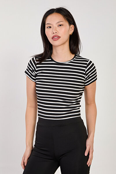 BARRELS AND OIL قميص نسائي قصير الأكمام مخطط قماش مجدّل - أسود/أبيض