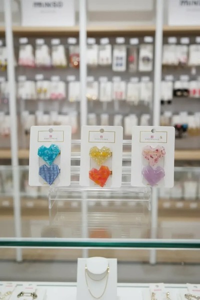 Miniso Akrilik Renkli Kalp Pens Toka