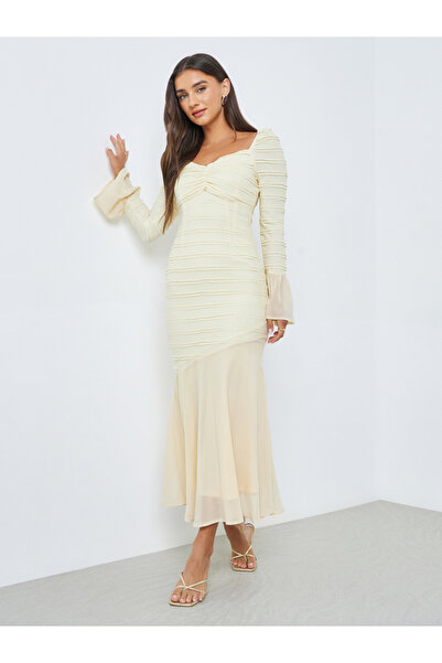 Styli فستان ميدي كريمي ذو ملمس بارز بياقة على شكل قلب