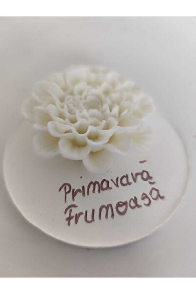 Roots&Flame Lumânare Crizantemă Albă Sculptată pe Suport Rotund – Primăvară |...