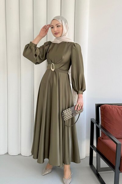 Modaensarbutik Çapraz Tokalı Saten Tesettür Elbise-HAKİ YEŞİL