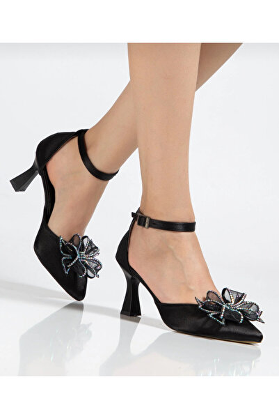 BAKKA حذاء نسائي أسود بمقدمة مدببة ومزين بفيونكة وتفاصيل حجرية لفساتين السهرة