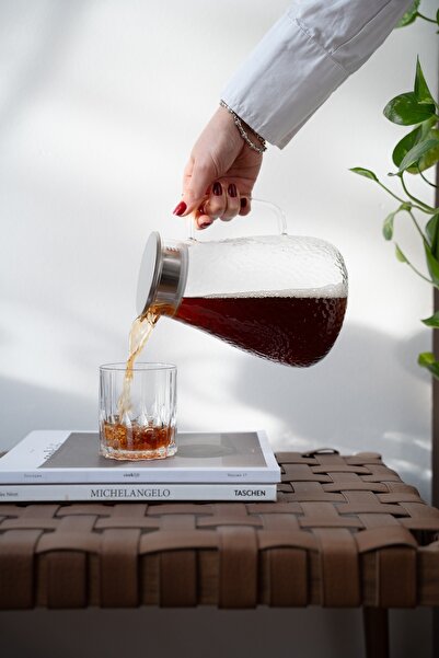 Dekorzdükkan Kabartmalı Cam Sürahi - Metal Filtre Kapaklı 1700 ml